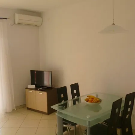 Mauro Apartman *